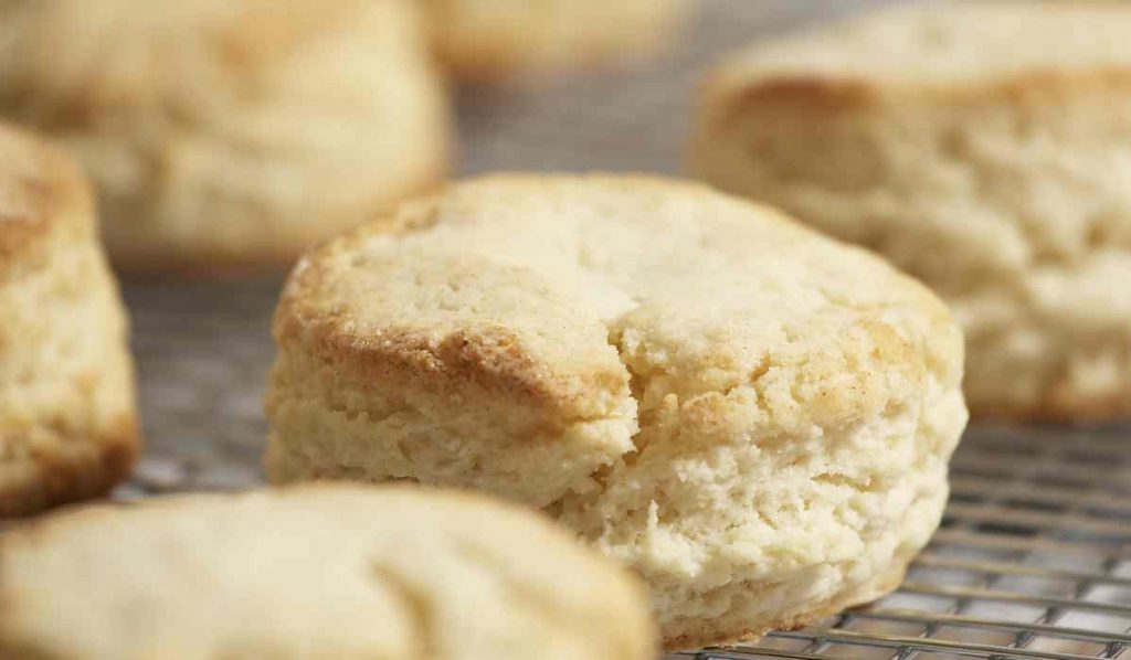 pogácsa sütőrácson frissen a sütőből