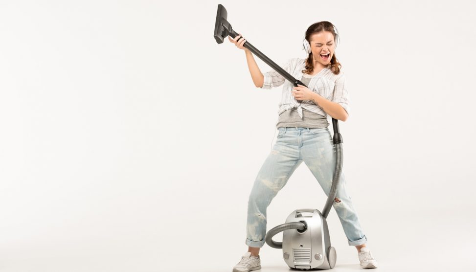 fiatal lány nagyon boldogan porszívózik