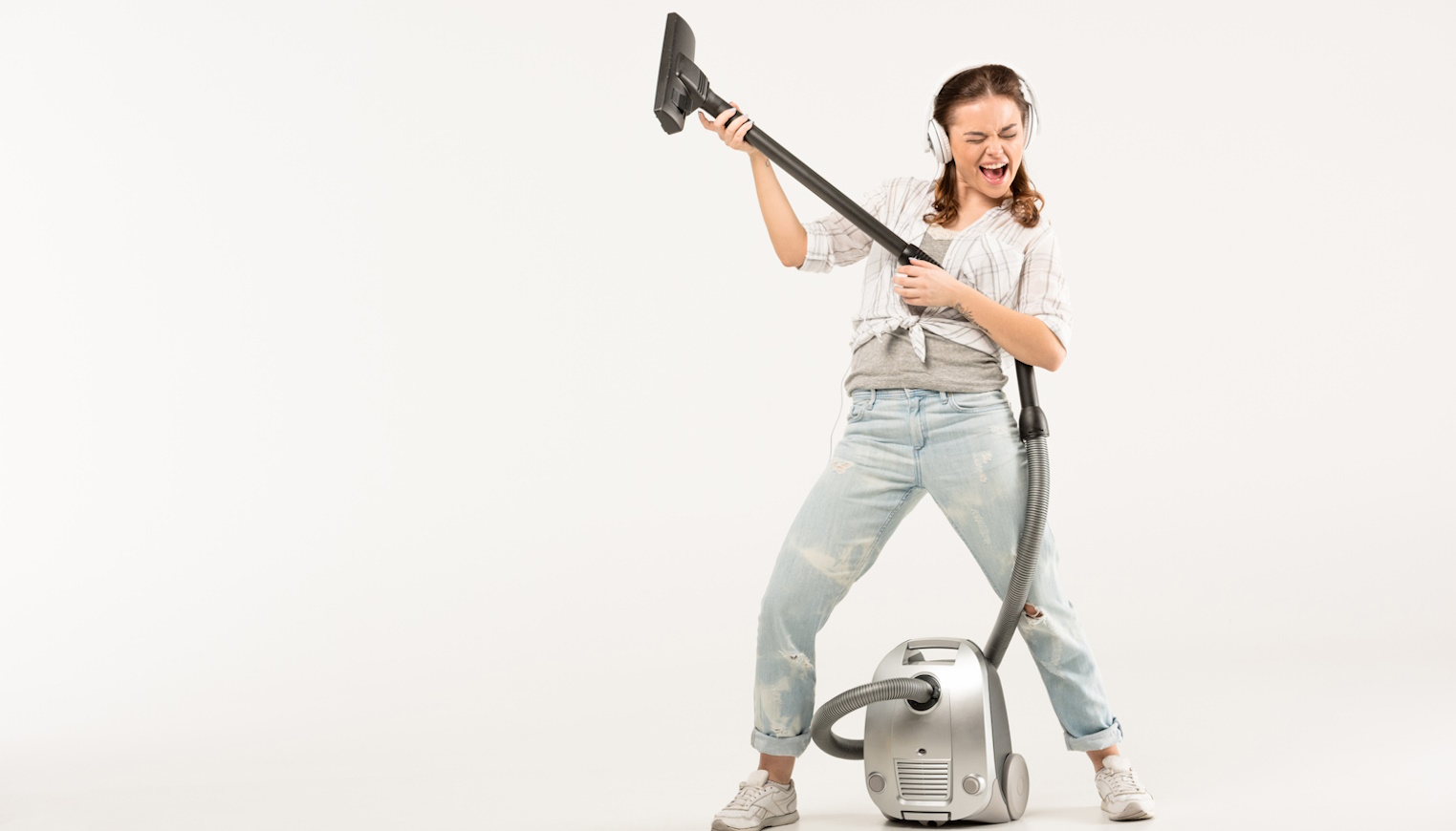 fiatal lány nagyon boldogan porszívózik