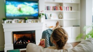 reklámok a netflixen nézi egy nő a kanapén