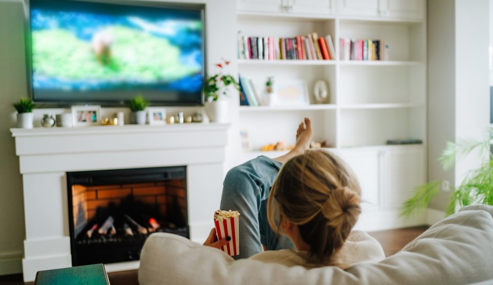 reklámok a netflixen nézi egy nő a kanapén