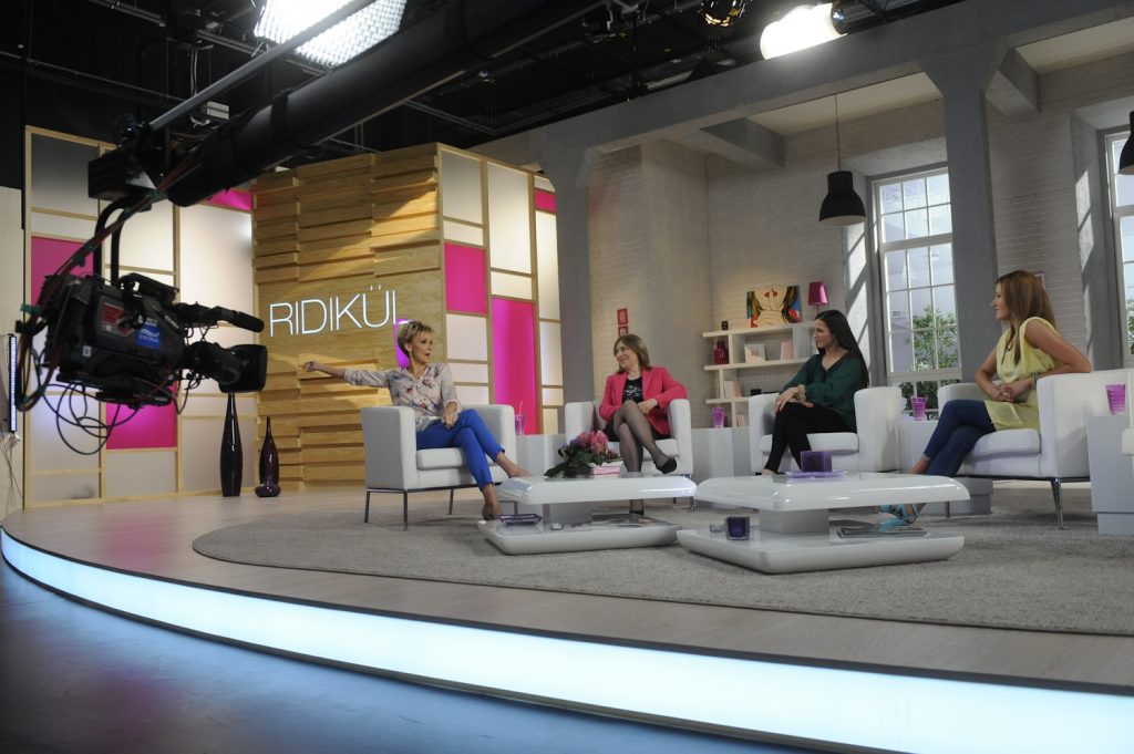 jakupcsek a ridikülben műsorvezetőként