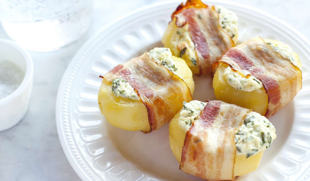 Baconbe tekert sajtos krumplik