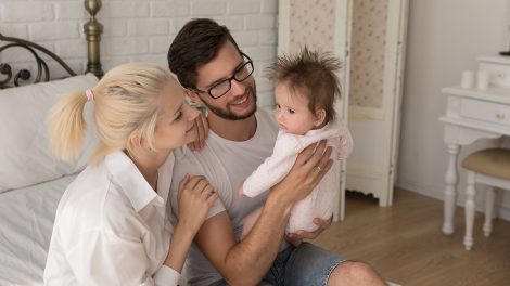 Fiatal pár fogja a gyerekét