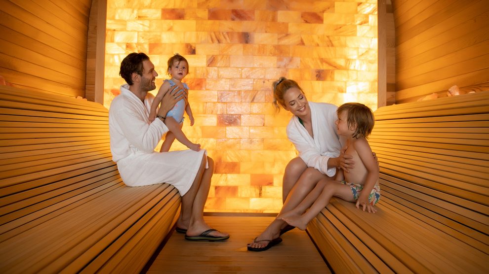 Boldog család gyerekekkel pihen a sószobában