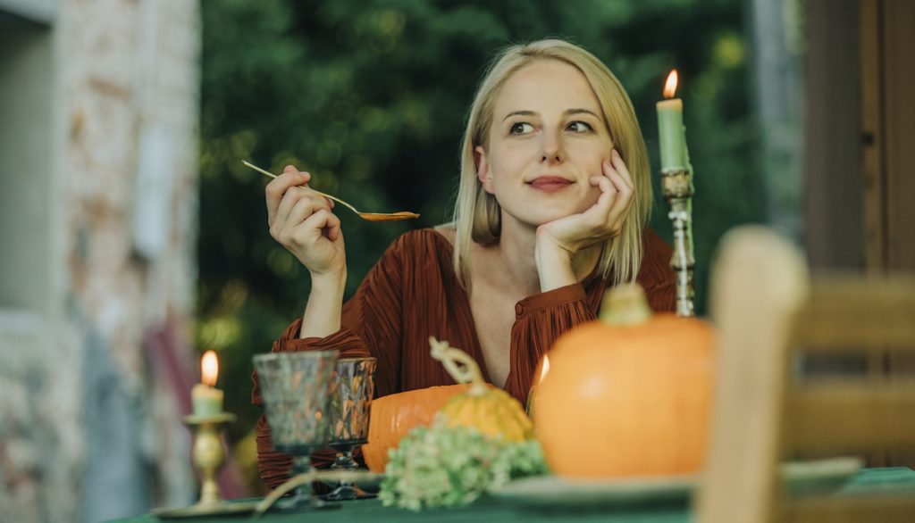 sutőtökkrémlevest eszik egy fiatal nő