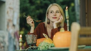 sutőtökkrémlevest eszik egy fiatal nő