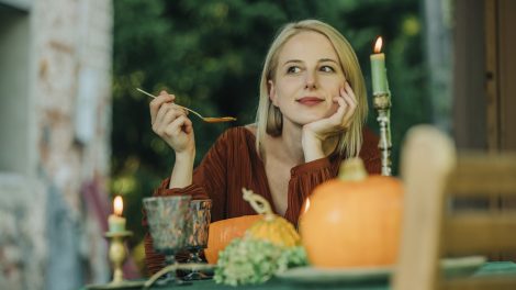 sutőtökkrémlevest eszik egy fiatal nő