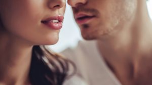 szerelmes férfi és nő a swingerklubban