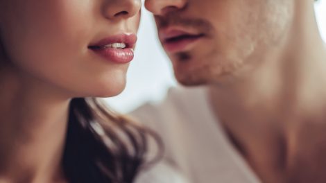 szerelmes férfi és nő a swingerklubban