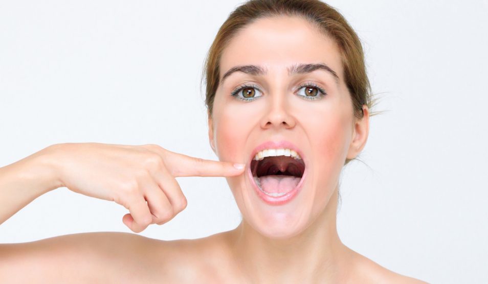 Egy nő nyitott szájjal