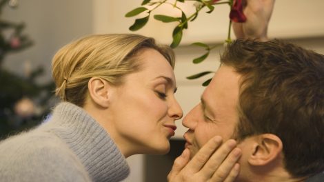 fagyöngy alattcsókolózik egy szerelmespár