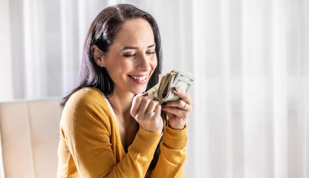 szerencsés nő pénzt számol lottózik