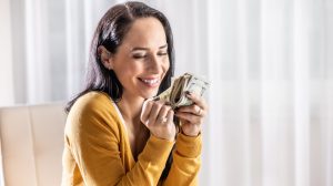 szerencsés nő pénzt számol lottózik