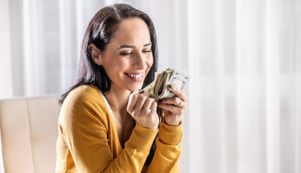 szerencsés nő pénzt számol lottózik