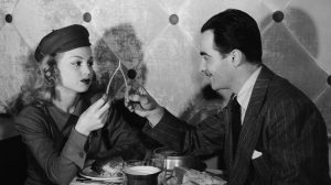 nő és férfi csirkecsoontot tör ketté