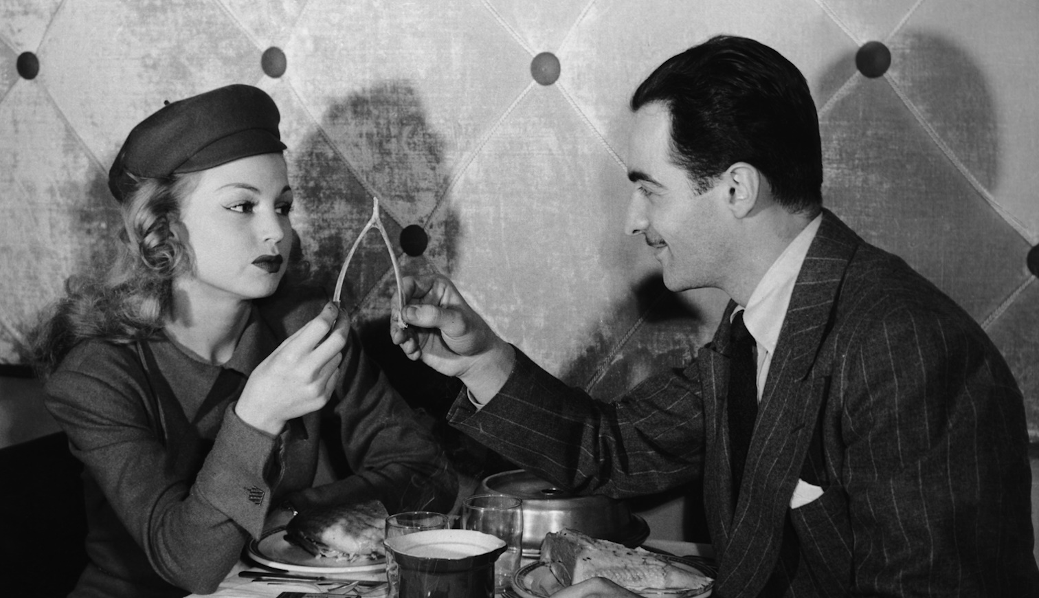 nő és férfi csirkecsoontot tör ketté