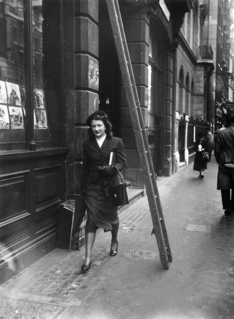 nő sétál át a létra alatt babona