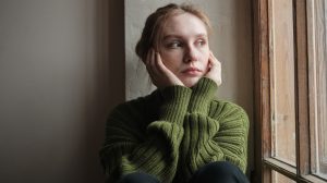 szezonális depressziótól szenved ősszel és télen egy sszomorú nő