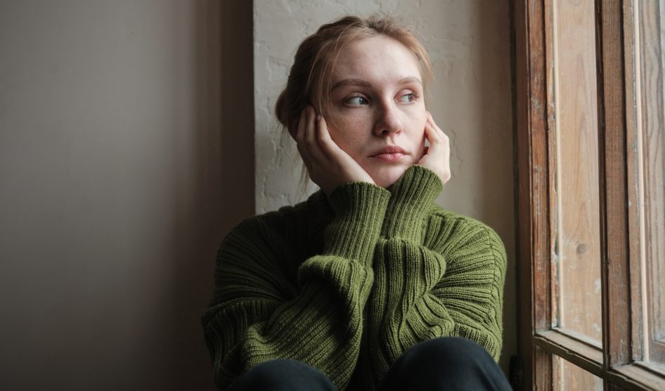 szezonális depressziótól szenved ősszel és télen egy sszomorú nő