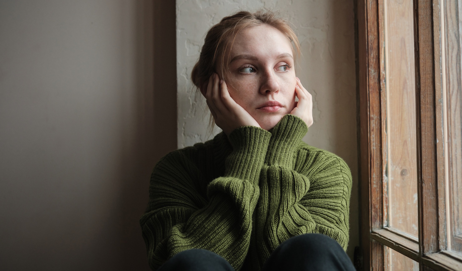 szezonális depressziótól szenved ősszel és télen egy sszomorú nő