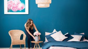 Egy nő virágot rak az ágya mellé