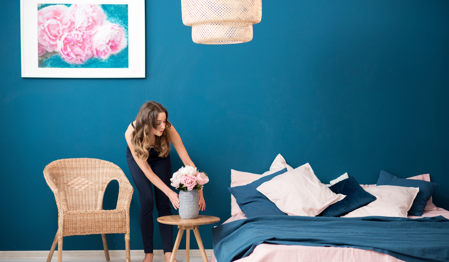 Egy nő virágot rak az ágya mellé