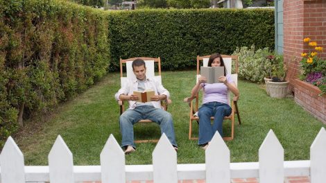 szúrós sövény előtt ül békességben a házaspár