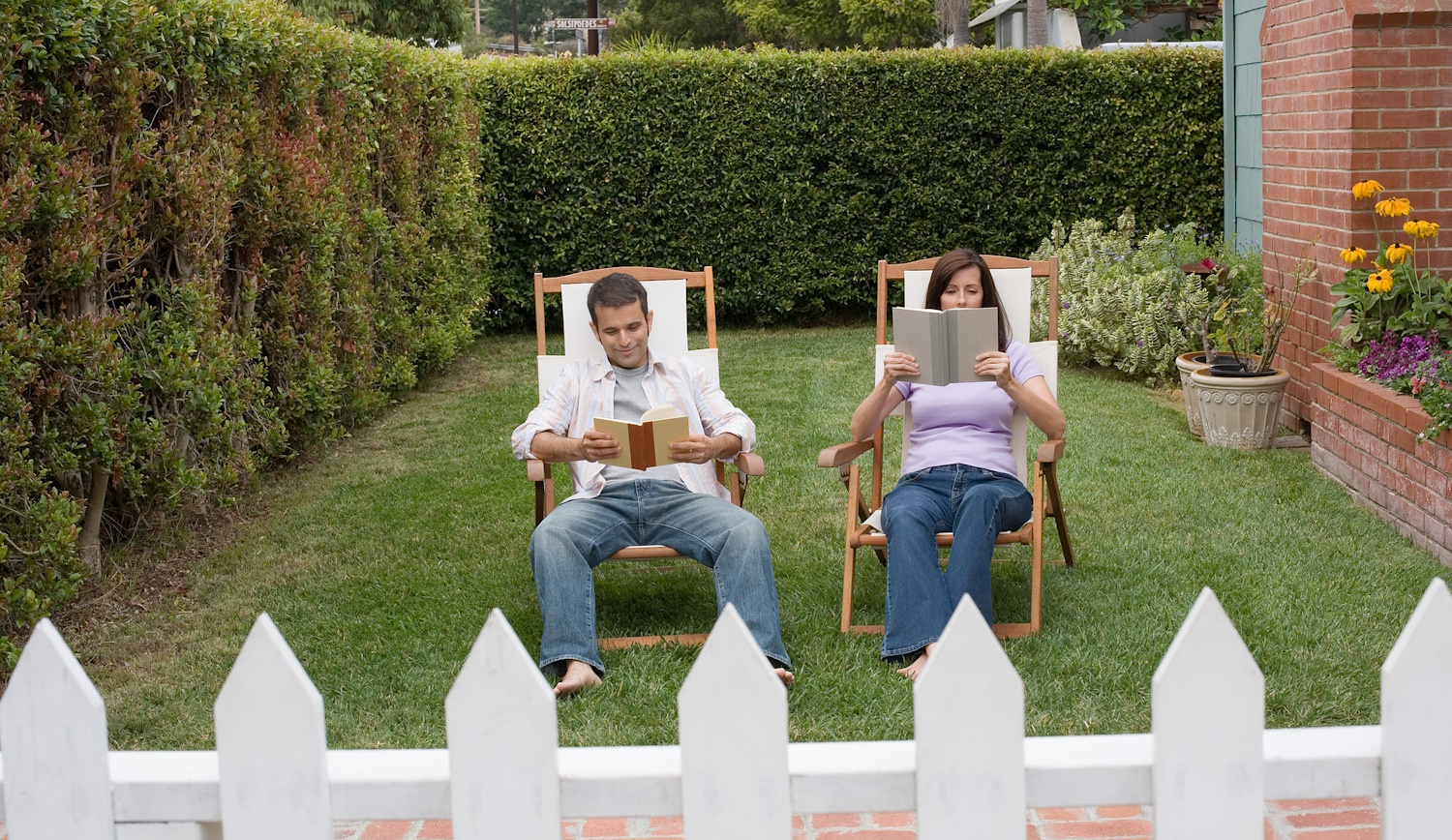 szúrós sövény előtt ül békességben a házaspár