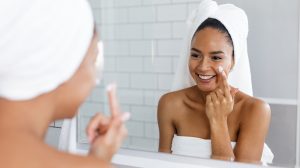 lány a tükörben keni az arcát