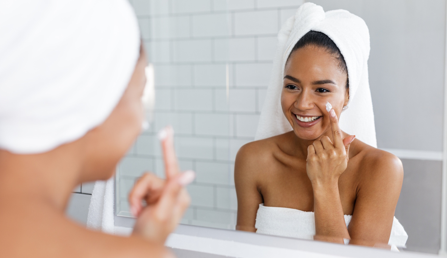 lány a tükörben keni az arcát