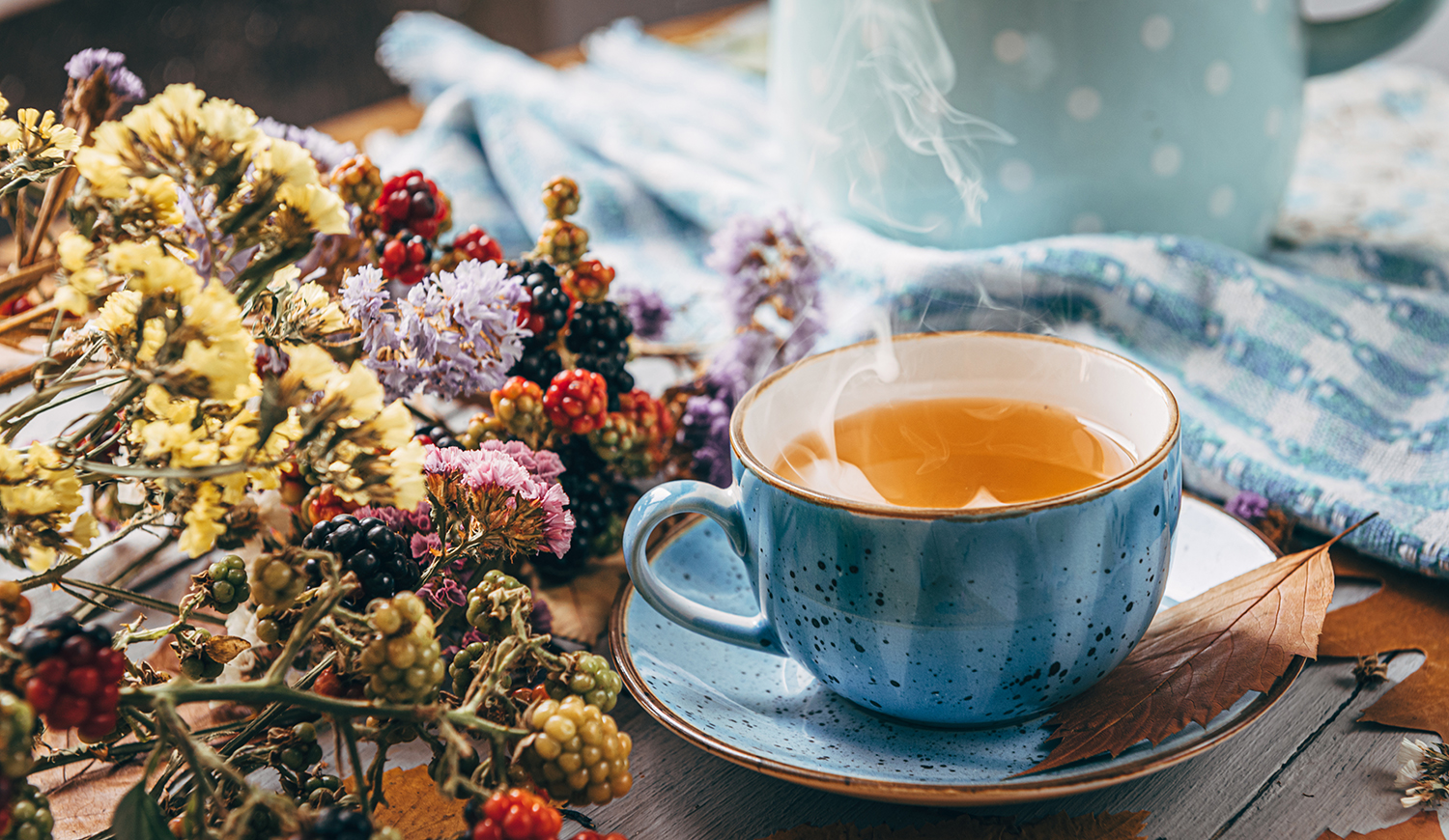 melegítő tea egy faasztalon