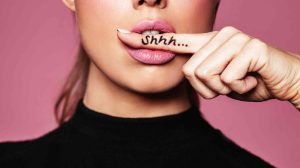 nő az ujját a szájába teszi