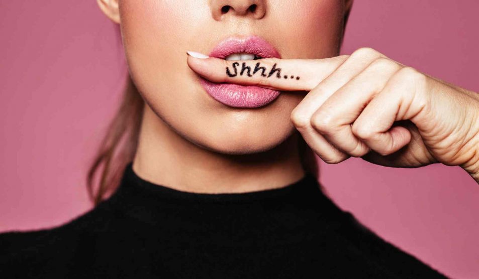 nő az ujját a szájába teszi