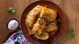 töltött káposzta tálalva