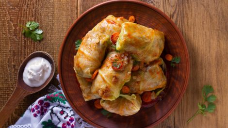 töltött káposzta tálalva