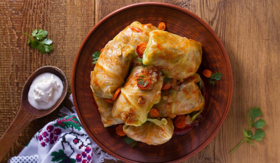 töltött káposzta tálalva