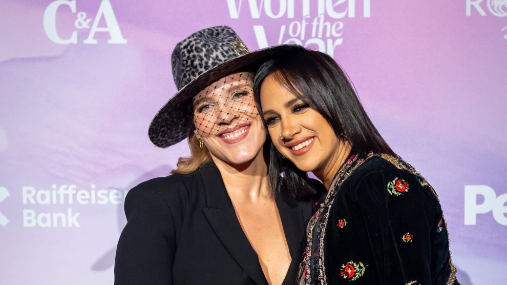 tóth vera és tóth gabi mosolyognak