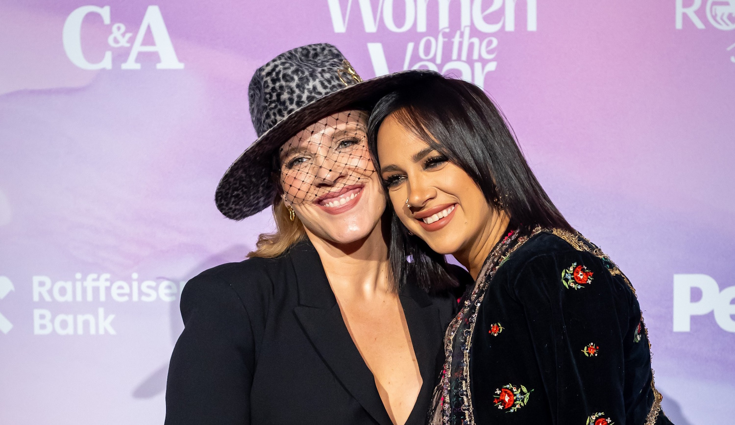 tóth vera és tóth gabi mosolyognak