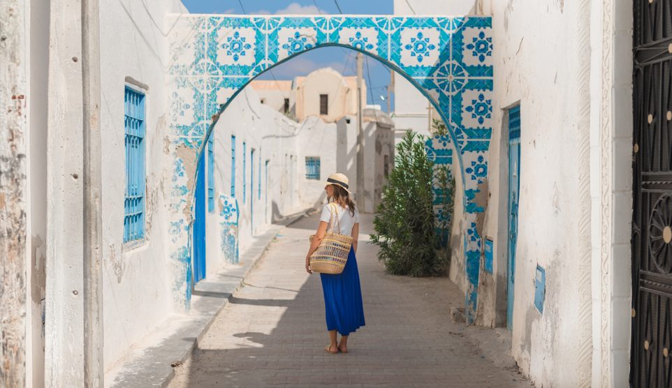 turista djerba szigetén tunéziában