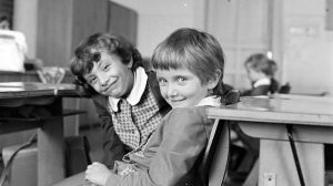 régi iskola benne diákok az iskolapadban