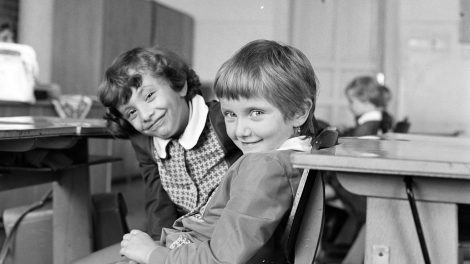 régi iskola benne diákok az iskolapadban