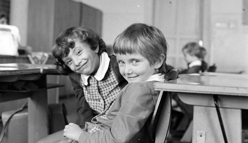 régi iskola benne diákok az iskolapadban