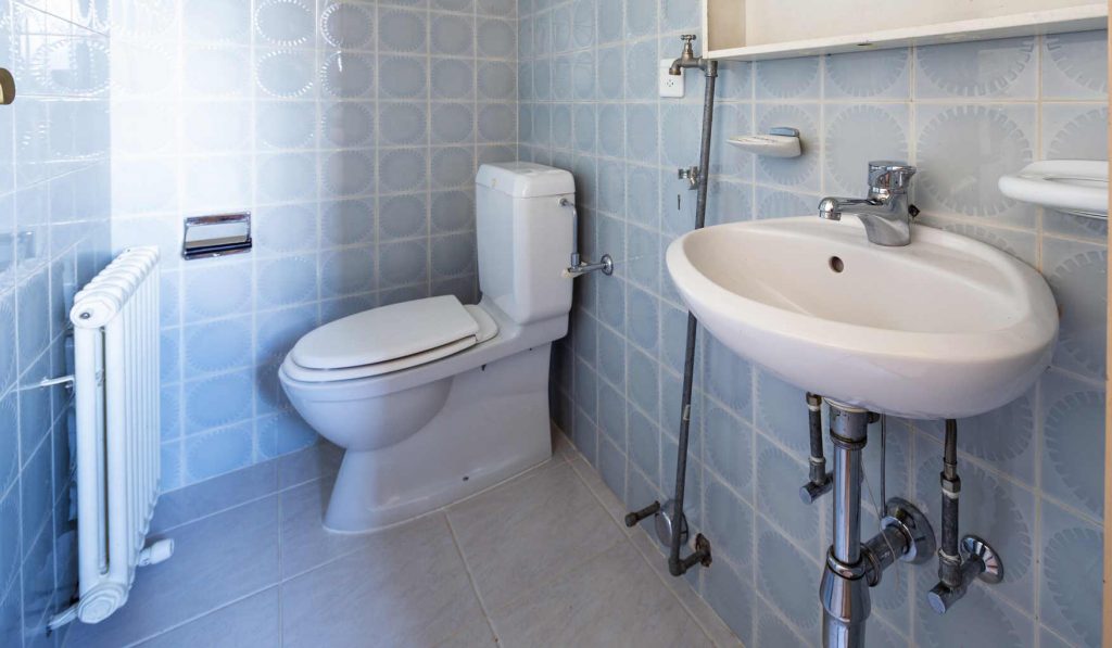 régi stílusú fürdőszoba kék csempével