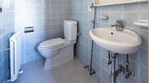 régi stílusú fürdőszoba kék csempével