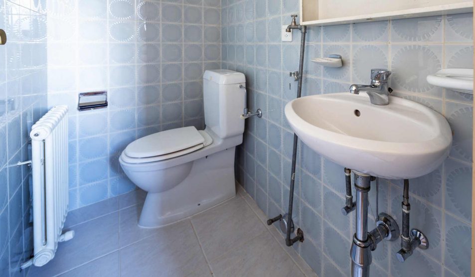 régi stílusú fürdőszoba kék csempével