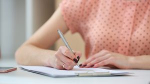 Egy nő ír