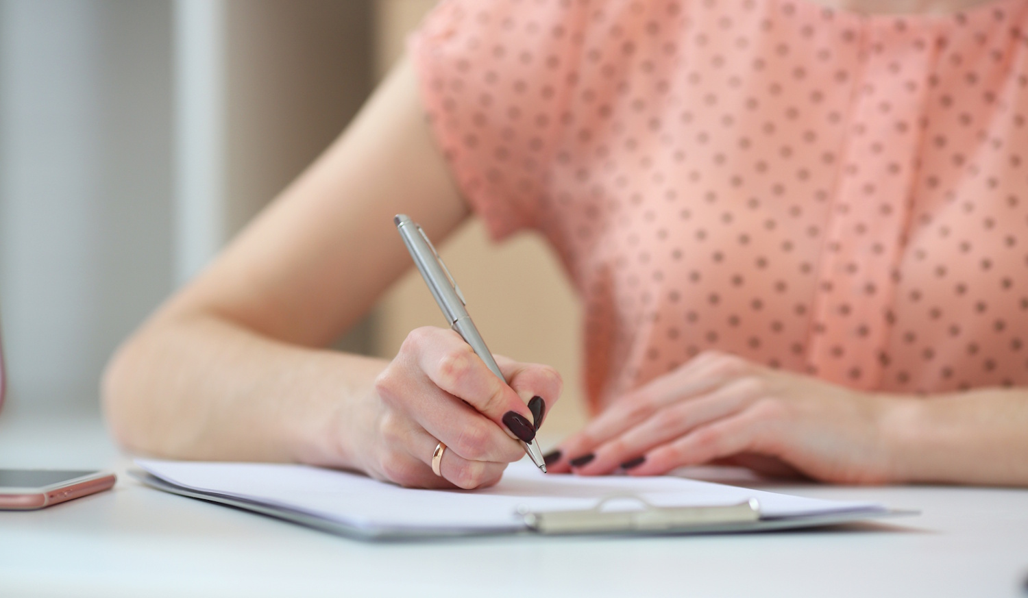 Egy nő ír