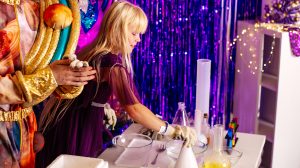 Kislány kémiai kisérletet végez