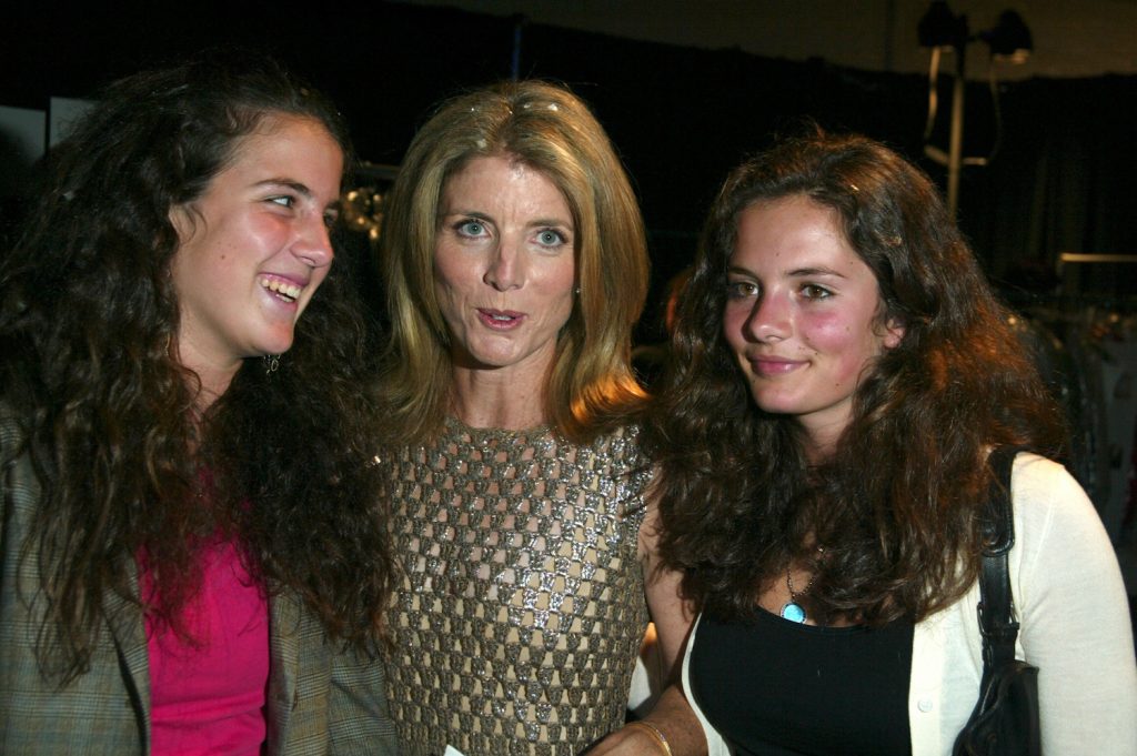 Caroline Kennedy Schlossberg a lányaival, Tatianával és Rose-al 2006-ban
